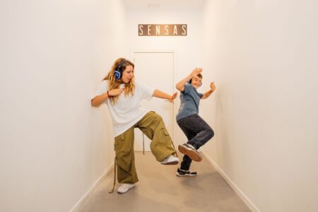 personnes en train de faire des mimes, SENSAS Rennes