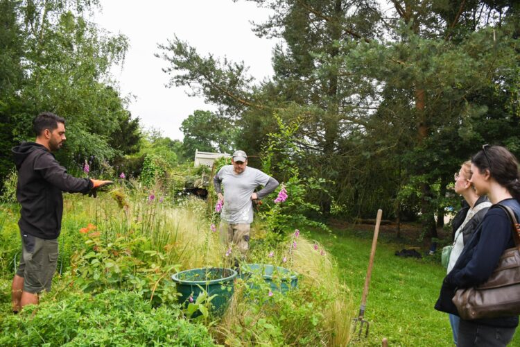 2 étudiantes en médecines discutent avec des personnes en situation de handicap aux Jardins de Brocéliande