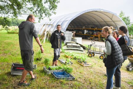 2 étudiantes en médecines discutent avec des personnes en situation de handicap aux Jardins de Brocéliande
