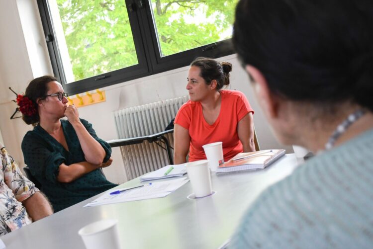 groupe d'expression, une travailleuse sociale et une personne accompagnée par le SAVS discutent