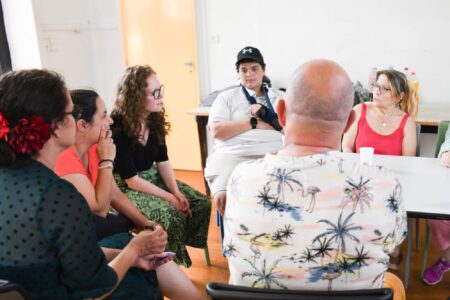 groupe d'expression, des personnes discutent d'un thème précis autour d'une table